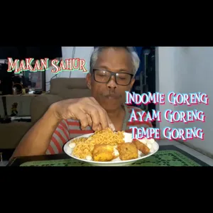 MAKAN SAHURNYA SAMA INDOMIE GORENG AYAM GORENG DAN TEMPE GORENG