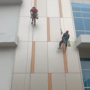 Cleaning kaca dan ACP pada gedung bertingkat dengan teknik Climbing, profesional, aman, anti ribet dan efisien.