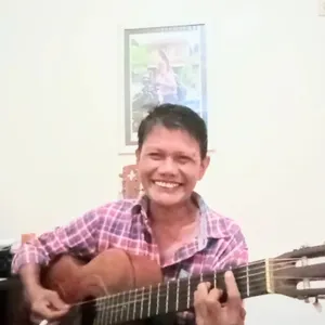 Mainkan gitar sambil bernyanyi membawakan lagu-lagu ciptaan sendiri