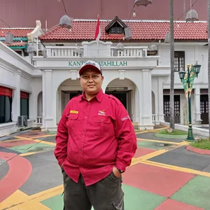 Karat Emas di Hutan Kelam