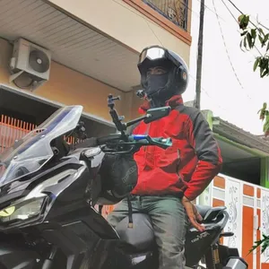 Kurir asal asalan dengan segala ocehan ga penting nya