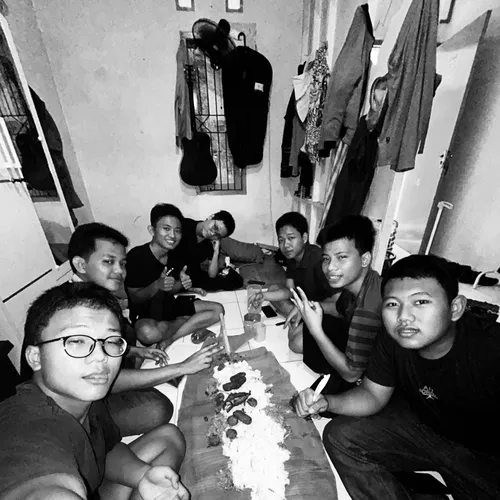 UTS PKN • Tantangan dan Peluang Penerapan Nilai Kewarganegaraan di Era Digital: • Bahas bagaimana teknologi digital mempengaruhi pelaksanaan nilai-nilai kewarganegaraan, terutama dalam konteks logistik kelautan dan perdagangan internasional.