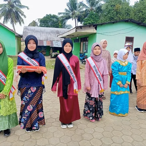 Tambal ban pesawat di tengah sawah