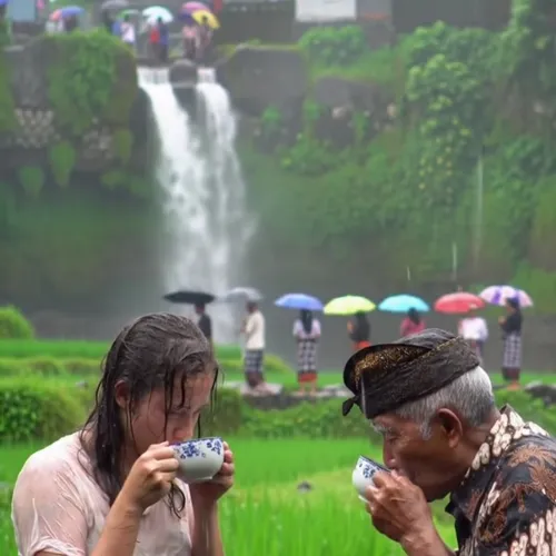 Suasana hujan deras di pedesaan tradisional Indonesia 