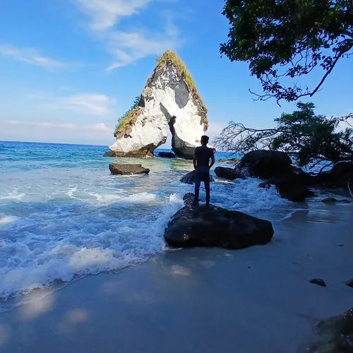 PANTAI YANG INDAH YANG BLM DI KUNJUNGI BANYAK ORANG....MAU TAU ALAMATNYA...KOMEN2 DI BAWAH
