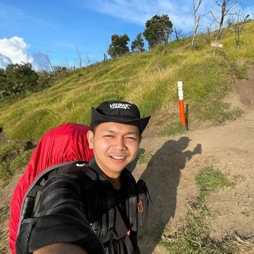 Cinematic vlog perjalanan dari bawah ke atas gunung. 