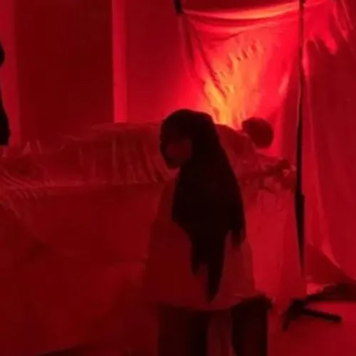 perempuan di pohan mangga tua