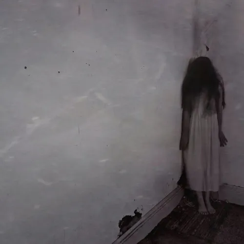 Perempuan penghuni balkon di apart