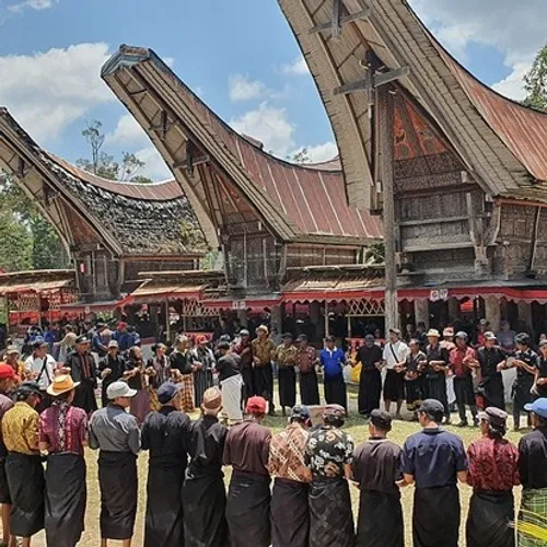 Review karya tulis Diks Pasande mengenai "Politik Nasional dan Penguasa Lokal di Tana Toraja: