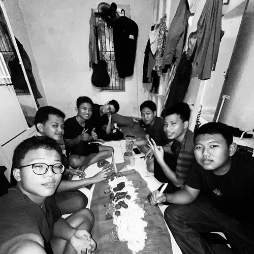 Tantangan dan Peluang Penerapan Nilai Kewarganegaraan di Era Digital: • Bahas bagaimana teknologi digital mempengaruhi pelaksanaan nilai-nilai kewarganegaraan, terutama dalam konteks logistik kelautan dan perdagangan internasional.