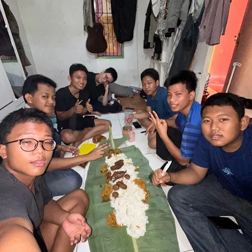 bagaimana teknologi digital mempengaruhi pelaksanaan nilai-nilai kewarganegaraan, terutama dalam konteks logistik kelautan dan perdagangan internasional. 