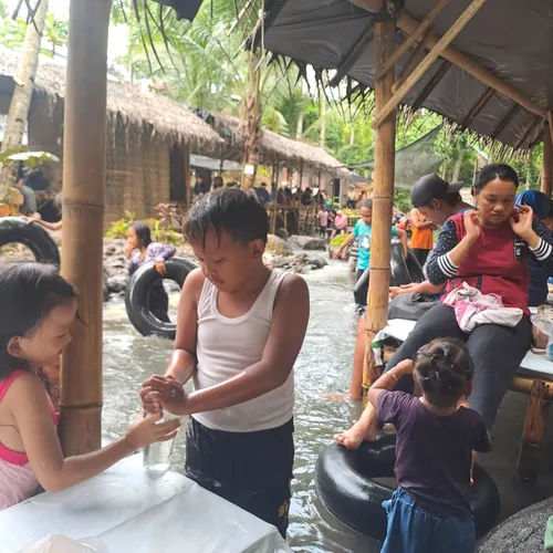 Berenang di sungai wisata yang alami dan sejuk