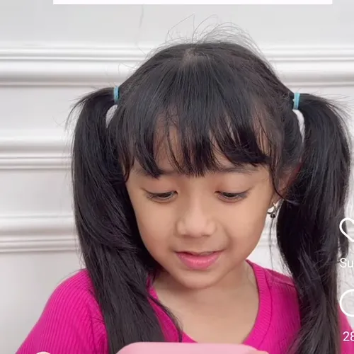 Ngobrol tentang anak kecil perempuan