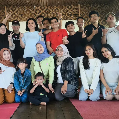 Naik naik ke puncak " BAHAGIA "