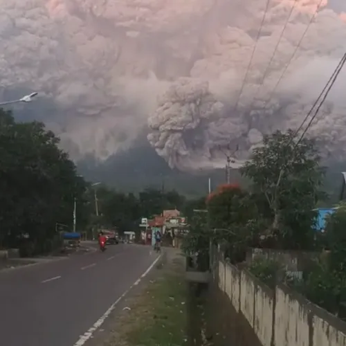 Lewotobi Laki-laki Meletus Dahsyat, Kolom Abu Lebih dari 10 Kilometer