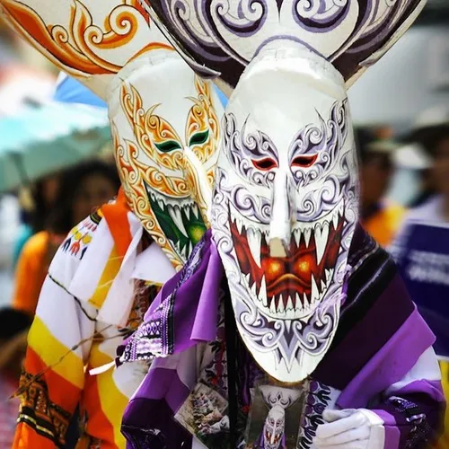 Phi Ta Khon: Tradisi prosesi topeng yang aneh di Loei, Thailand 🎭👺